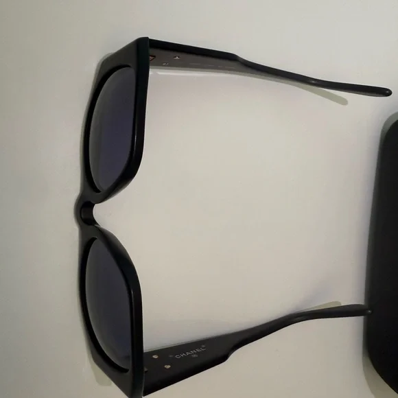 CHANEL Black Sunglasses with case - Picture 11 of 12